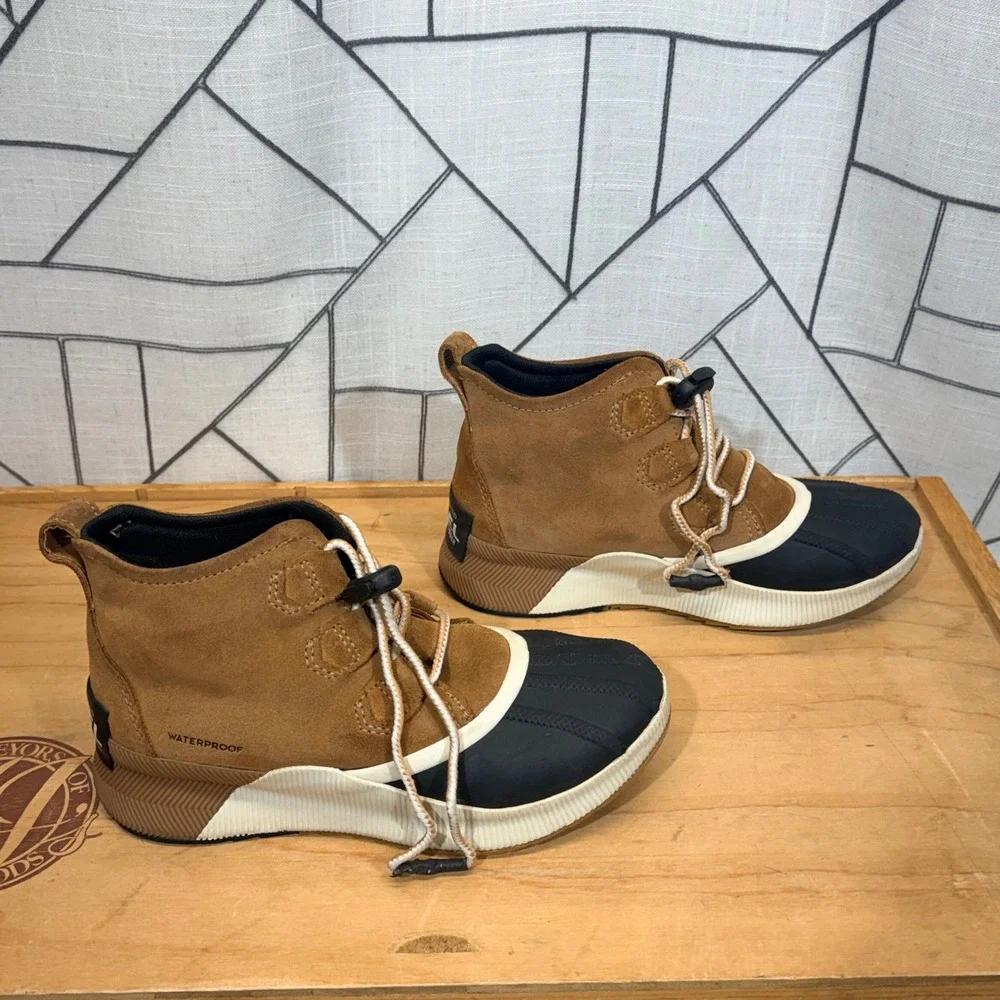 Sorel Out N About III Classic‎ Duck Boots Size 4 Tan Waterproof Suede NY4564-224